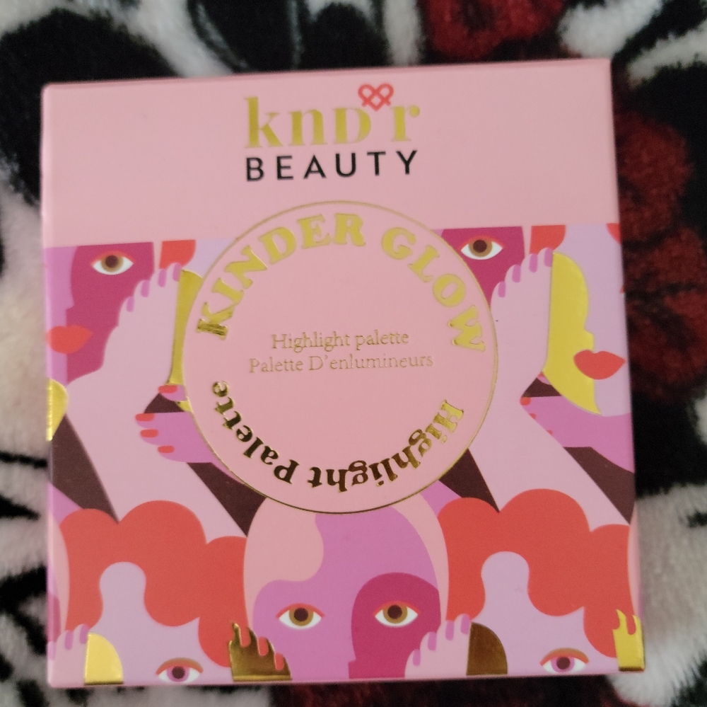 kndr BEAUTY - Kinder Glow Highlight palette